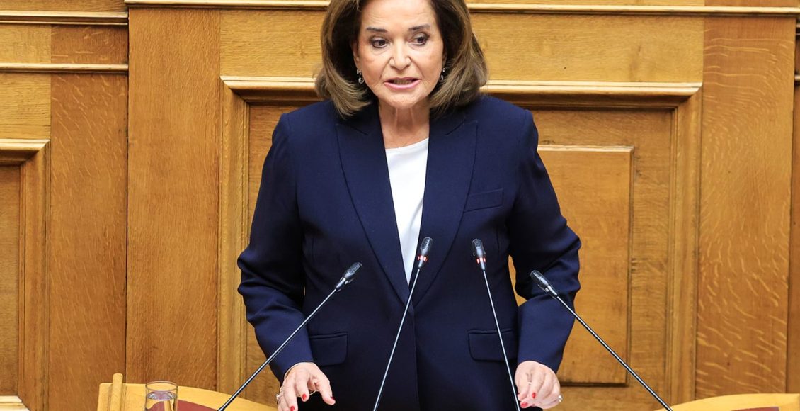 Η-Ντόρα-Μπακογιάννη-ψήφισε-«παρών»-στην-Βουλή-στην-πρόταση-για-εξαετή-θητεία-του-Προέδρου-της-Δημοκρατίας