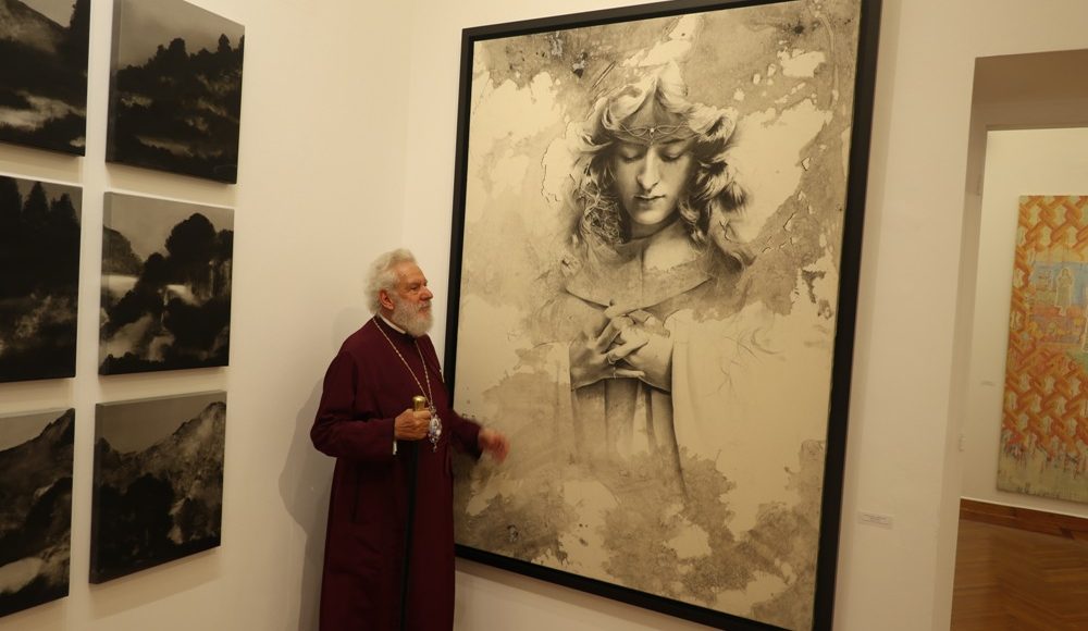 Ο-Σύρου-Δωρόθεος-επισκέφθηκε-την-Έκθεση-«32οι-Πλόες-Αίνιγμα-της-Εικόνας-»-στην-Άνδρο