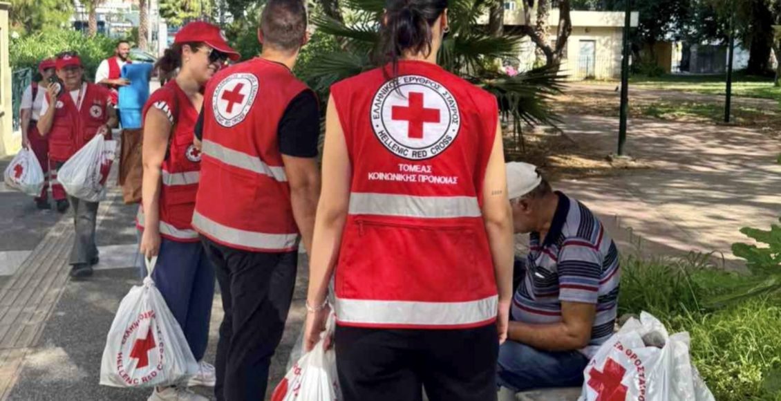 Ο-Ελληνικός-Ερυθρός-Σταυρός-στους-άστεγους-του-Πειραιά