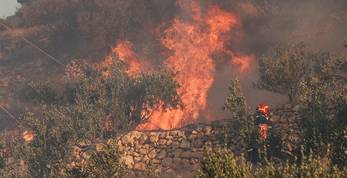 Ανεξέλεγκτη-η-φωτιά-στο-Ρέθυμνο:-Εντολή-απομάκρυνσης-και-από-την-Αγία-Γαλήνη-–-Θρήνος-για-τους-2-νεκρούς-πυροσβέστες