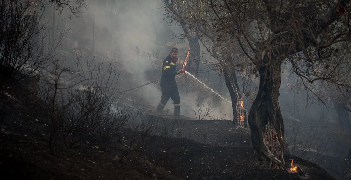 Ανεξέλεγκτη-παραμένει-ακόμη-η-φωτιά-σε-όλα-τα-μέτωπα-των-πυρκαγιών-σε-Ρέθυμνο,-Σητεία-και-Πλωμάρι-–-Εκκενώθηκαν-οικισμοί-και-ξενοδοχεία