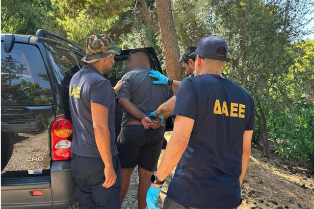 Πώς-οι-Αρχές-βρήκαν-τους-τρεις-που-ευθύνονται-για-τη-φωτιά-στο-θέατρο-Μπάντμιντον-–-Φέρεται-να-έκαιγαν-καλώδια-για-να-αφαιρέσουν-τον-χαλκό