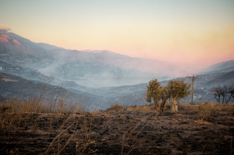 Συνεχίζεται-η-επιχείρηση-κατάσβεσης-της-πυρκαγιάς-στο-Ρέθυμνο-–-Δεν-επιχειρούν-εναέρια-μέσα-λόγω-των-θυελλωδών-ανέμων
