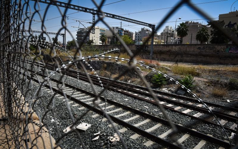 Διακόπηκε-η-σιδηροδρομική-κυκλοφορία-στο-τμήμα-Αθήνα-Άγιοι-Ανάργυροι,-εξαιτίας-φωτιάς-κοντά-στη-γραμμή