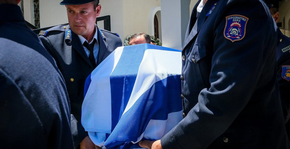 Η-Κρήτη-αποχαιρετά-τον-πυροσβέστη-Παντελή-Διαμαντάκη,-ο-οποίος-έχασε-τη-ζωή-του-εν-ώρα-καθήκοντος-κατά-την-πυρκαγιά-στο-Ρέθυμνο