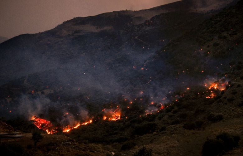 Ολονύχτια-μάχη-των-πυροσβεστικών-δυνάμεων-στα-πύρινα-μέτωπα-σε-Ρέθυμνο,-Πάρο,-Άνδρο-και-Κάλυμνο