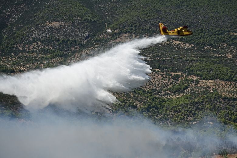 Συνεχίζεται-η-μάχη-με-τις-φλόγες-στα-δύο-μέτωπα-στην-Βοιωτία-–-Μπαράζ-μηνυμάτων-από-το-112