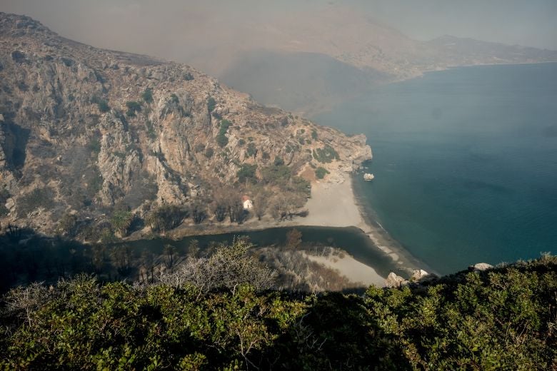 «Μάχη»-με-τις-αναζωπυρώσεις-της-φωτιάς-στο-Ρέθυμνο