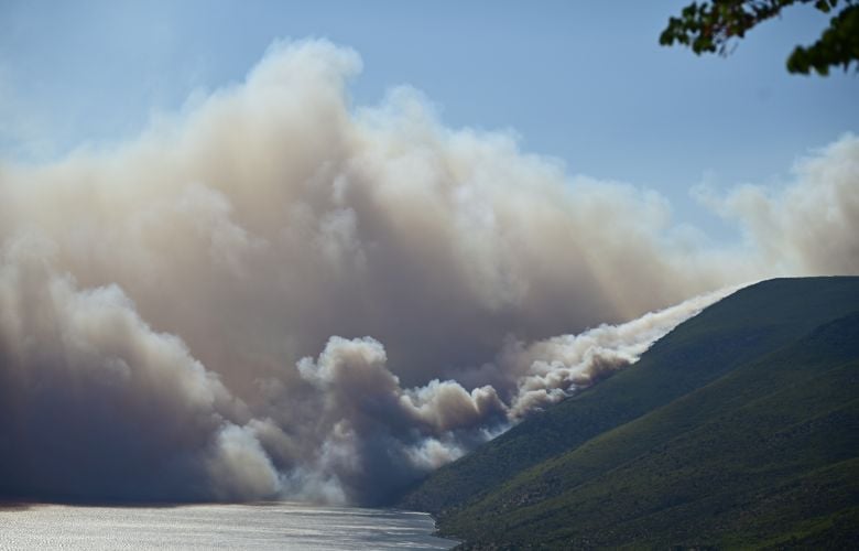 Μαίνονται-τα-πύρινα-μέτωπα-σε-Βοιωτία-και-Πόρτο-Γερμενό-–-Διαδοχικά-112-για-εκκενώσεις-οικισμών