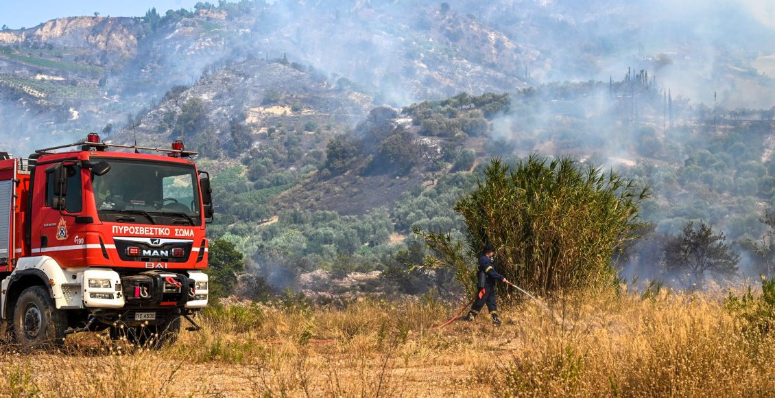 Αίγιο:-Βελτιωμένη-η-εικόνα-της-φωτιάς-–-Στη-μάχη-100-πυροσβέστες-και-δύο-ελικόπτερα
