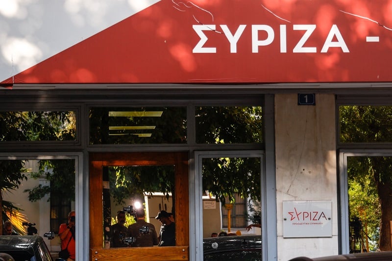 ΣΥΡΙΖΑ:-Ο-κ.-Μητσοτάκης-επιμένει-στον-αυτοθαυμασμό-για-την-ετοιμότητα-του-κρατικού-μηχανισμού,-την-ώρα-που-η-χώρα-μετρά-νεκρούς-πυροσβέστες