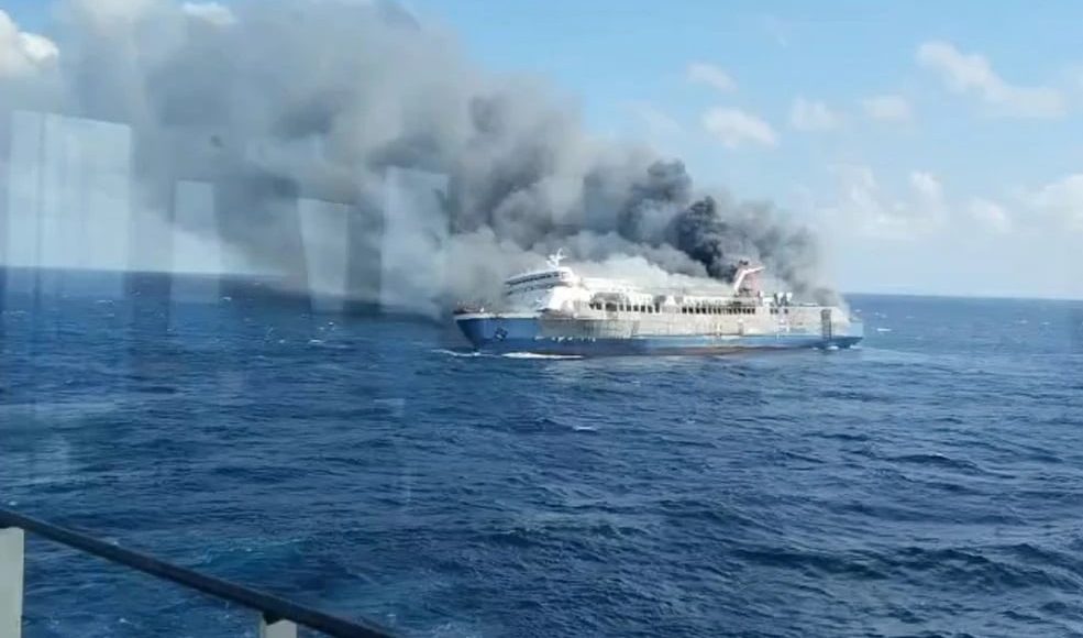 Τουλάχιστον-πέντε-νεκροί-και-41-αγνοούμενοι-από-φωτιά-που-ξέσπασε-σε-φέρι-μποτ,-στην-Ινδονησία