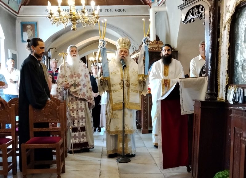 Ο-Μητροπολίτης-Παροναξίας-στον-Ιερό-Ενοριακό-Ναό-Κοιμήσεως-της-Θεοτόκου-Βίβλου-Νάξου