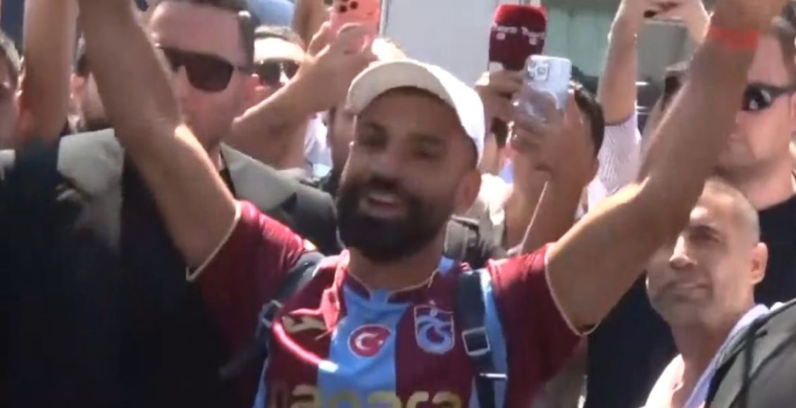 Αποθέωση-για-τον-Σαλάχ-στην-Τουρκία-–-«Τρέλα»-από-τους-οπαδούς-της-Τραμπζονσπόρ
