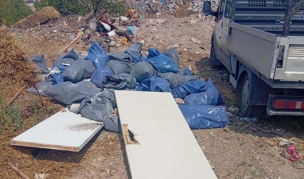 Συνελήφθησαν-δύο-άτομα-που-πετούσαν-μπάζα-σε-οικόπεδο-στη-Χαλκηδόνα