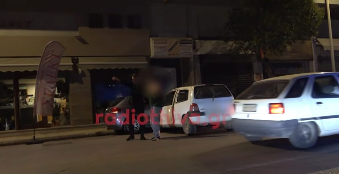 Καβγάς-κατέληξε-σε-αμόκ:-Μεθυσμένος-εμβόλισε-επανειλημμένα-σταθμευμένο-αυτοκίνητο