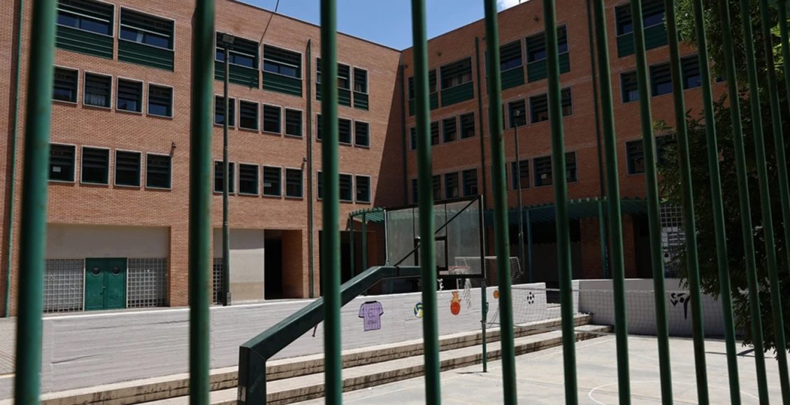 Με-106-συσκευασίες-κάνναβης-σε-προαύλιο-σχολείου-στο-Μαρούσι-35χρονος-–-Τα-πέταξε-και-το-έβαλε-στα-πόδια-μόλις-είδε-τη-ΔΙΑΣ.