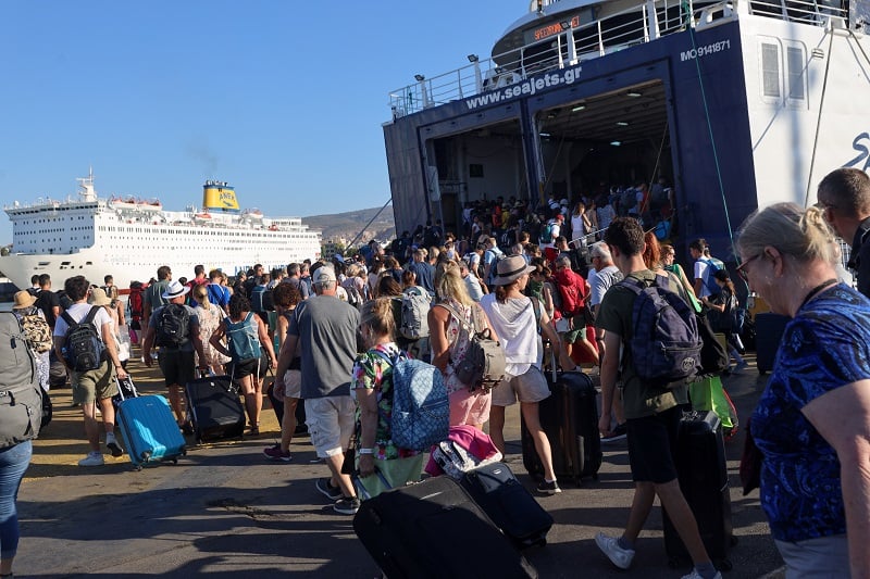 Κορυφώνεται-η-έξοδος-του-Αυγούστου-–-Πάνω-από-56.000-επιβάτες-αναχωρούν-σήμερα-από-τα-λιμάνια-της-Αττικής