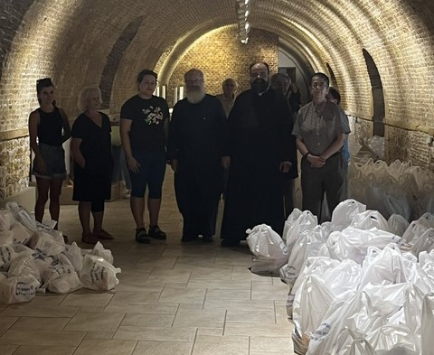 Προσφορά-τροφίμων-από-τη-Μητρόπολη-Κερκύρας