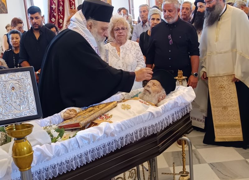 Η-Εξόδιος-Ακολουθία-του-μακαριστού-Πρωτοπρεσβυτέρου-Νικολάου-Βιτζηλαίου-στην-Πάρο