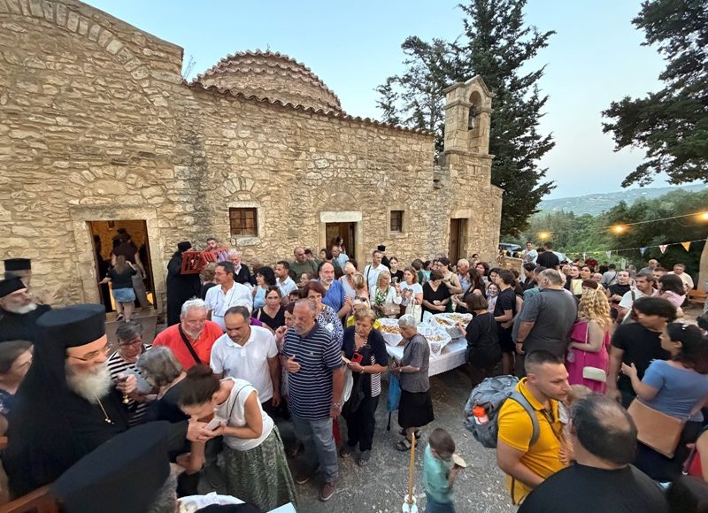 Ευλογία-των-καρπών-της-γης-στην-μοναδική-Ροτόντα-της-Κρήτης