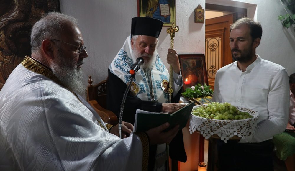 Ο-Μητροπολίτης-Σύρου-στο-παρεκκλήσιο-του-Αγίου-Μηνά-στη-Μύκονο