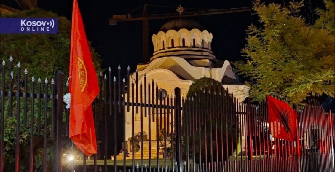 Στο-στόχαστρο-του-αλβανικού-εθνισμού-η-Σερβική-Εκκλησία-στο-Κοσσυφοπέδιο:-Κρέμασαν-σημαίες-του-uck-σε-Ορθόδοξο-ναό
