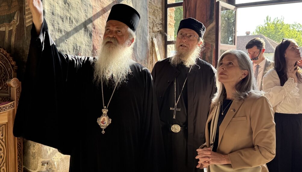 Η-Αμερικανίδα-γερουσιαστής-Τζόνι-Έρνστ-στη-Μονή-Γκρατσάνιτσας-–-Η-ανησυχία-Μητροπολίτη-Ράσκας-για-την-κατάσταση-στο-Κοσσυφοπέδιο