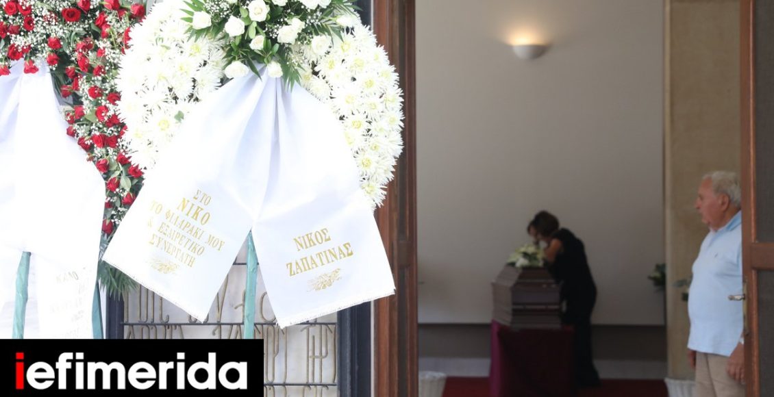 Συγκίνηση-στην-πολιτική-κηδεία-του-Νίκου-Καλογερόπουλου-–-Τον-αποχαιρετά-ο-καλλιτεχνικός-κόσμος-[εικόνες]