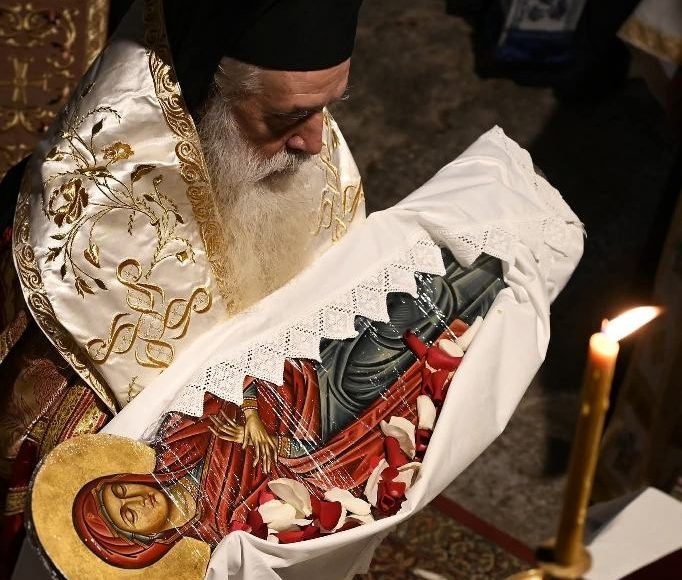 Σάμου-Ευσέβιος-για-την-Κοίμηση-της-Θεοτόκου:-Δεν-εγκατέλειψε-τον-κόσμο-η-Παναγιά-μας,-γιατί-είναι-Μάνα-μας