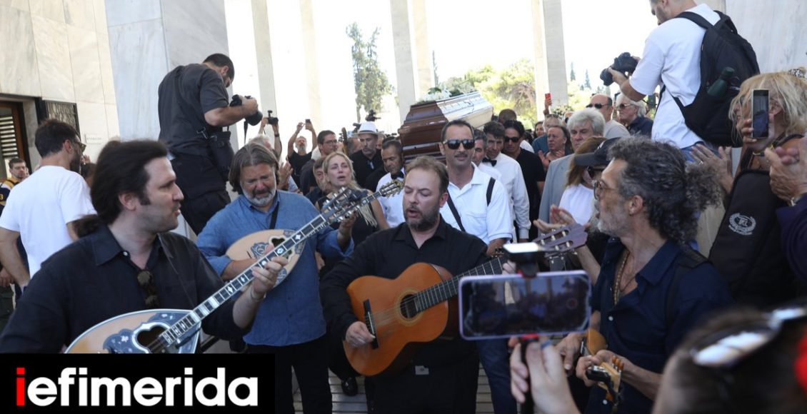 Κηδεία-Νίκου-Καλογερόπουλου:-Τον-αποχαιρέτησαν-με-τραγούδια-και-όργανα-Δείτε-φωτογραφίες-και-βίντεο