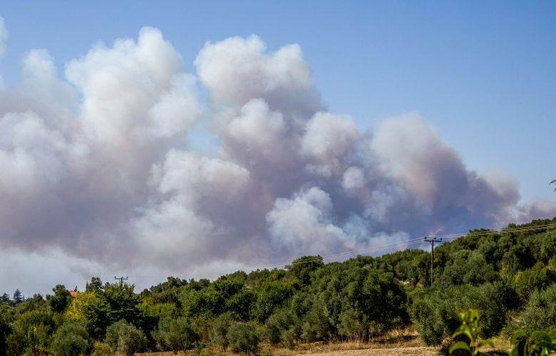 Φωτιά-στην-Χαλκιδική:-Σπίτια-στις-φλόγες-σε-Σίβηρη-και-Φούρκα-–-Τραυματίστηκαν-δύο-πυροσβέστες