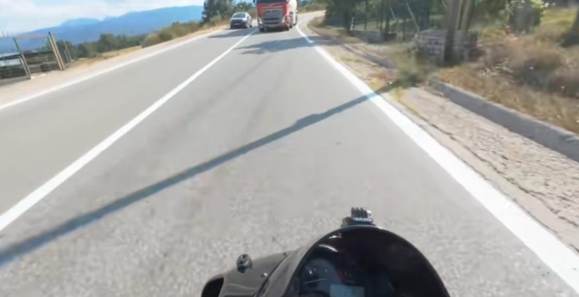 Ο-οδηγός-της-μηχανής-για-το-βυτιοφόρο-στη-Λίμνη-Πλαστήρα:-«Αν-είχα-αυτοκίνητο,-δεν-θα-μπορούσα-να-το-αποφύγω»