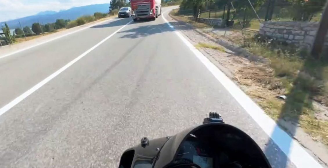 «Κρίμα-να-πεθάνω-στα-25,-μηχανικά-απέφυγα-το-βυτιοφόρο»,-λέει-ο-οδηγός-της-μηχανής-που-γλίτωσε-από-την-επικίνδυνη-προσπέραση