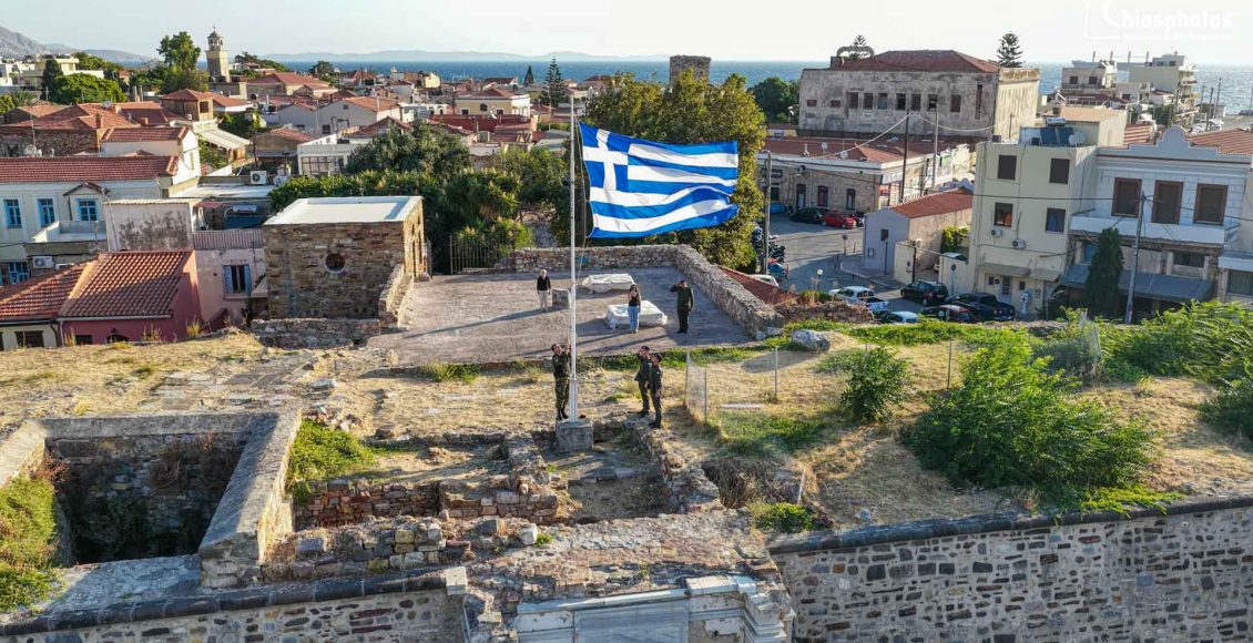 Χίος:-Ρίγη-συγκίνησης-κατά-την-Έπαρση-της-Ελληνικής-Σημαίας-στο-Κάστρο-και-την-τιμή-στην-«Υπέρμαχο-Στρατηγό»-(ΒΙΝΤΕΟ)