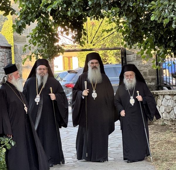 Χέρι-χέρι-οι-τρεις-Μητροπολίτες-στον-Τρανό-Χορό-της-Σαμαρίνας
