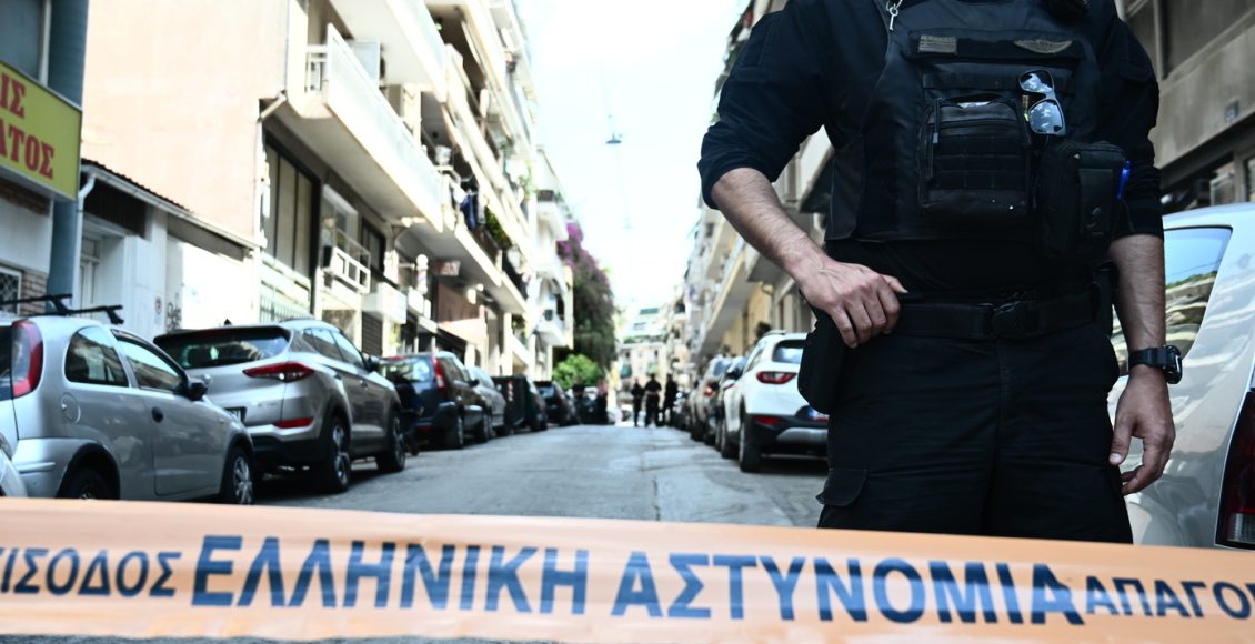 Θρίλερ-στη-Νέα-Σμύρνη:-Άνδρας-και-γυναίκα-βρέθηκαν-νεκροί-από-πυροβολισμούς-στην-είσοδο-πολυκατοικίας