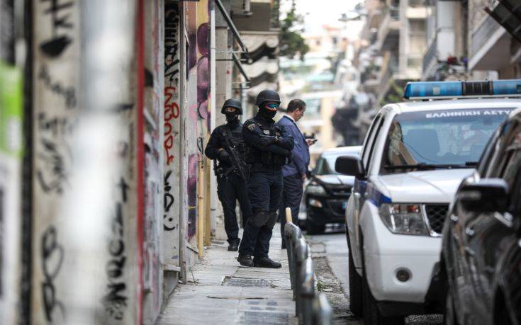 Απίστευτη-διάρρηξη-στα-Εξάρχεια:-Δράστες-και-αστυνομικοί-εγκλωβίστηκαν-στο-διαμέρισμα