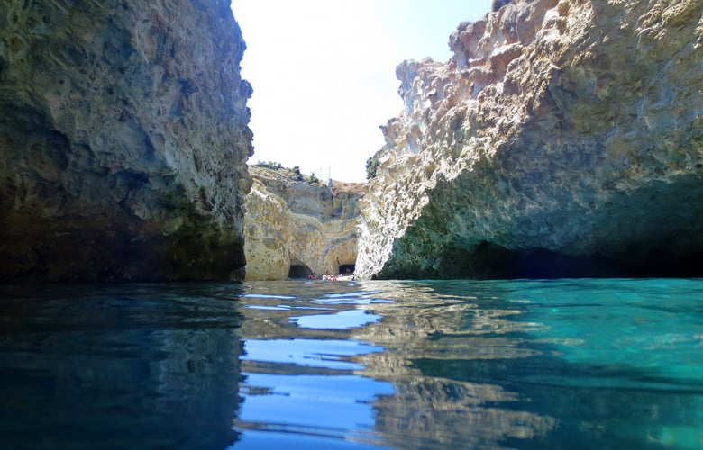 Τραυματίστηκε-34χρονη-Αυστραλή-λουόμενη-από-αποκόλληση-βράχων-στην-Μήλο