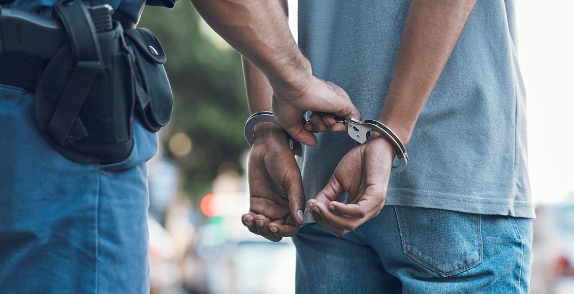 Σάμος:-Συνελήφθη-άνδρας-με-18-πλαστά-χαρτονομίσματα-και-μαχαίρι-τύπου-«πεταλούδα»