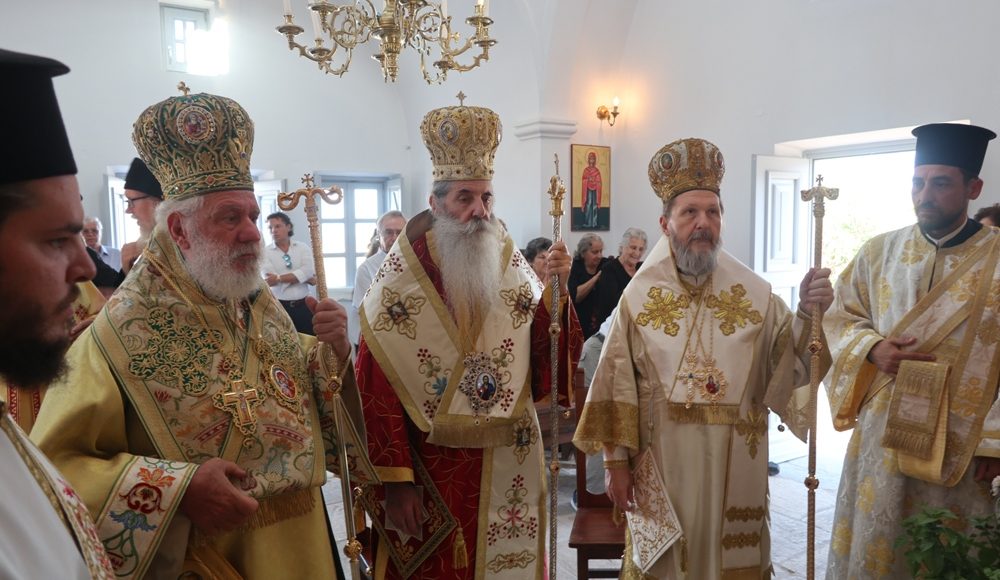 Τρισαρχιερατική-Θεία-Λειτουργία-στον-Ιερό-Ναό-της-Αγίας-Αθηνάς,-στο-Ακρωτήρι-της-Θήρας