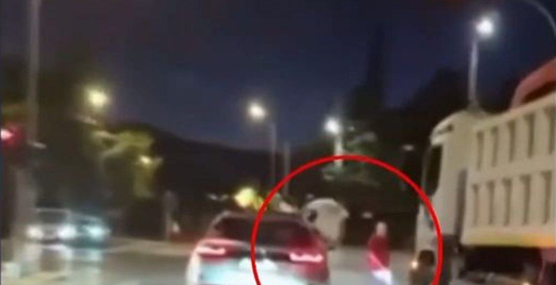 Σοκαριστικό-βίντεο:-Οδηγός-παραβιάζει-κόκκινο-με-τον-συνοδηγό-να-κρέμεται-από-το-παράθυρο-–-Παραλίγο-να-πατήσει-πεζό