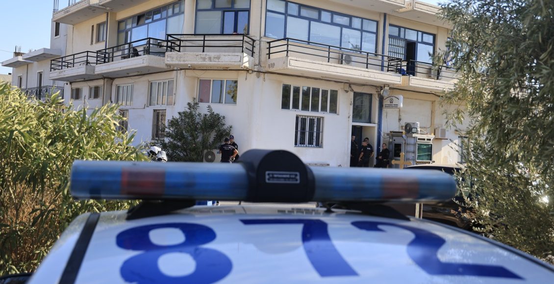 Δικογραφία-σε-βάρος-του-άνδρα-που-εισέβαλε-στο-ΑΤ.-Μάνδρας-και-του-αστυνομικού-που-τον-πυροβόλησε
