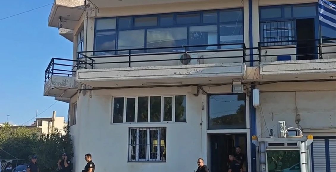 Μάνδρα:-Διασωληνωμένος-στη-ΜΕΘ-ο-31χρονος-που-πυροβολήθηκε-μέσα-στο-Αστυνομικό-Τμήμα-–-Πώς-έγινε-το-περιστατικό