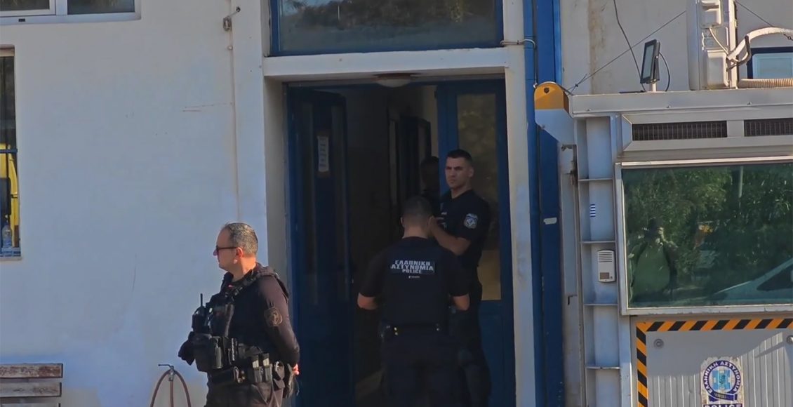 Πάλευαν-οι-αστυνομικοί-να-ηρεμήσουν-τον-31χρονο-στο-ΑΤ-Μάνδρας-–-Στο-Θριάσιο-ο-δράστης-μετά-την-σφαίρα-στην-κοιλιά