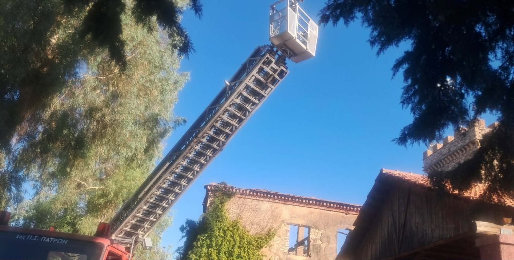 Πάτρα:-Χωρίς-ενεργές-φλόγες-η-φωτιά-που-εκδηλώθηκε-σε-οινοποιείο