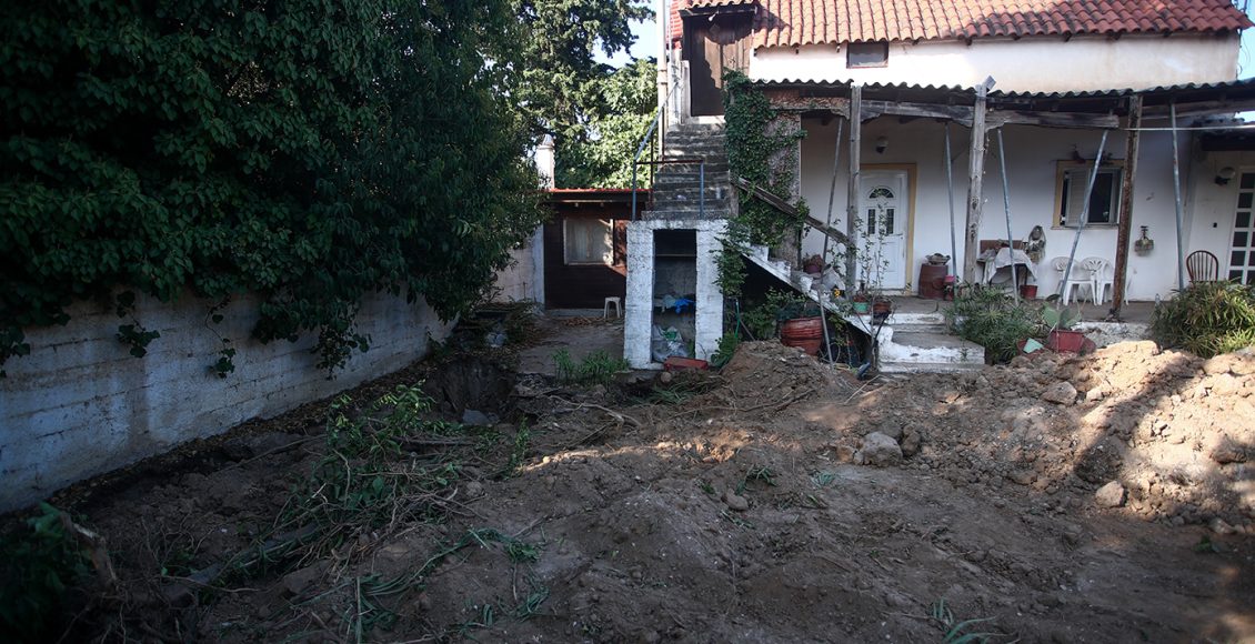 «Η-μητέρα-μου-έλεγε-ότι-το-είχε-τακτοποιήσει»,-λέει-ο-εγγονός-της-90χρονης-στον-Μαραθώνα-μετά-την-ομολογία-της-κόρης-ότι-την-έθαψε-για-τη-σύνταξη