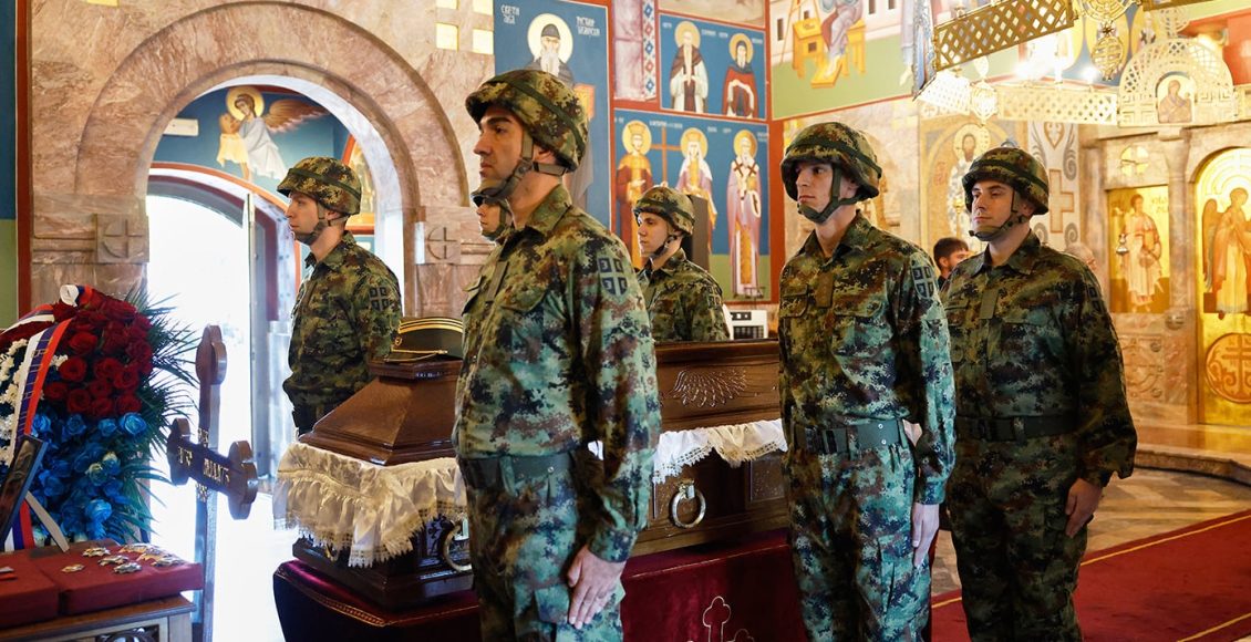 Ουρές-από-τους-Σέρβους-στο-λαϊκό-προσκύνημα-για-τον-Ράτκο-Μλάντιτς-–-Αποχαιρετούν-ως-ήρωα-τον-καταδικασμένο-για-εγκλήματα-πολέμου