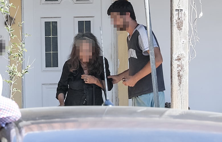 Αναβλήθηκε-η-δίκη-της-68χρονης-που-έθαψε-τη-νεκρή-μητέρα-της-στον-κήπο-του-σπιτιού-της-στον-Μαραθώνα