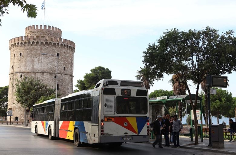 Λεωφορείο-έπεσε-σε-στάση-του-ΟΑΣΘ-–-Τέσσερις-τραυματίες